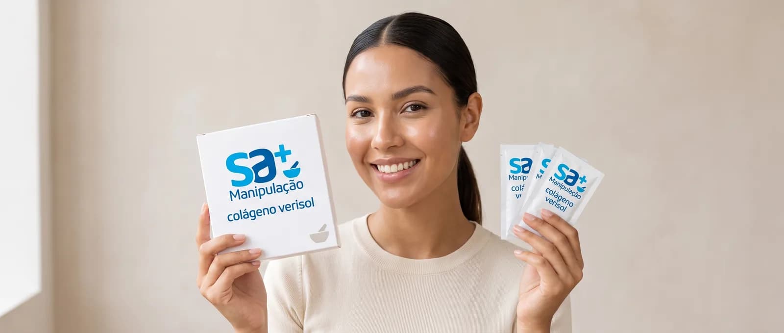mulher sorrindo com a caixa e os sachês na mão